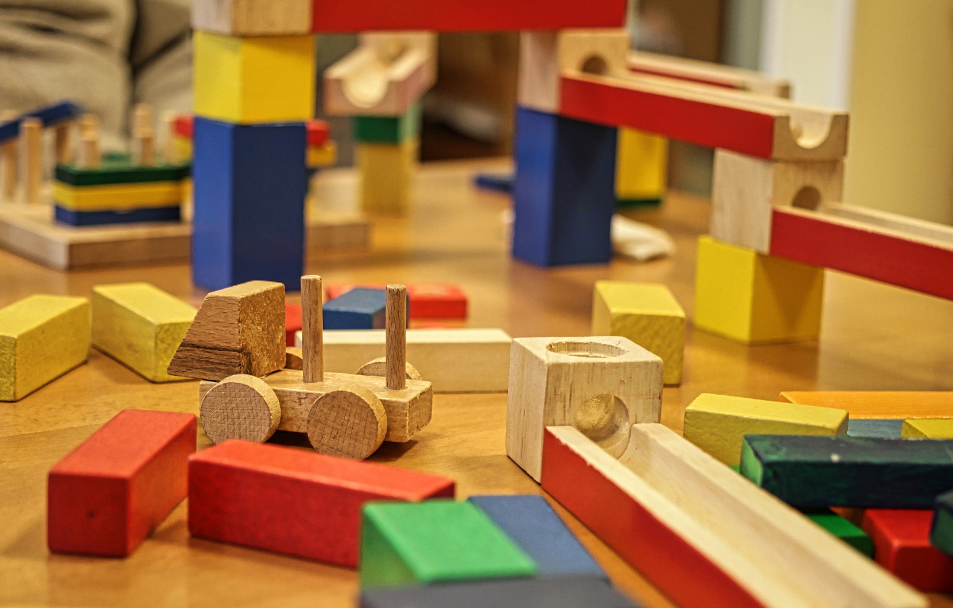 Zabawki drewniane w edukacji dziecka – jak drewniane zabawki wpływają na rozwój dziecka?